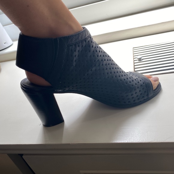 LEMARE BLOCK HEELS🖤🤍🖤 - Picture 2 of 7